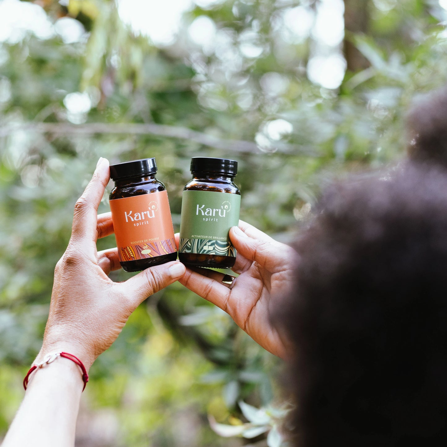 complements alimentaires cheveux tenus dans les mains de la fondatrice