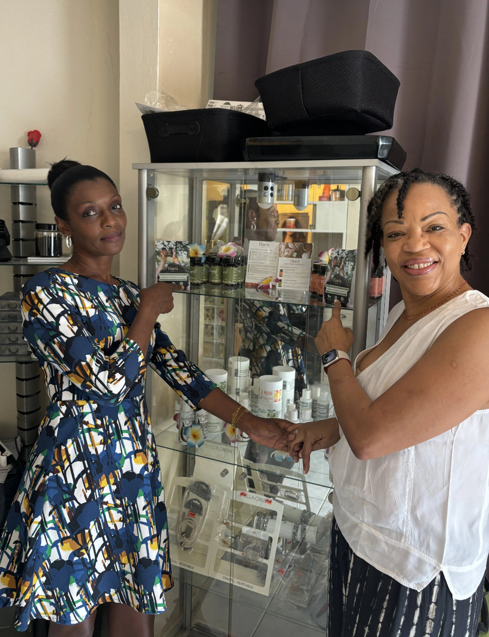 Deux femmes souriantes devant une vitrine d'un revendeur Karù Spirit