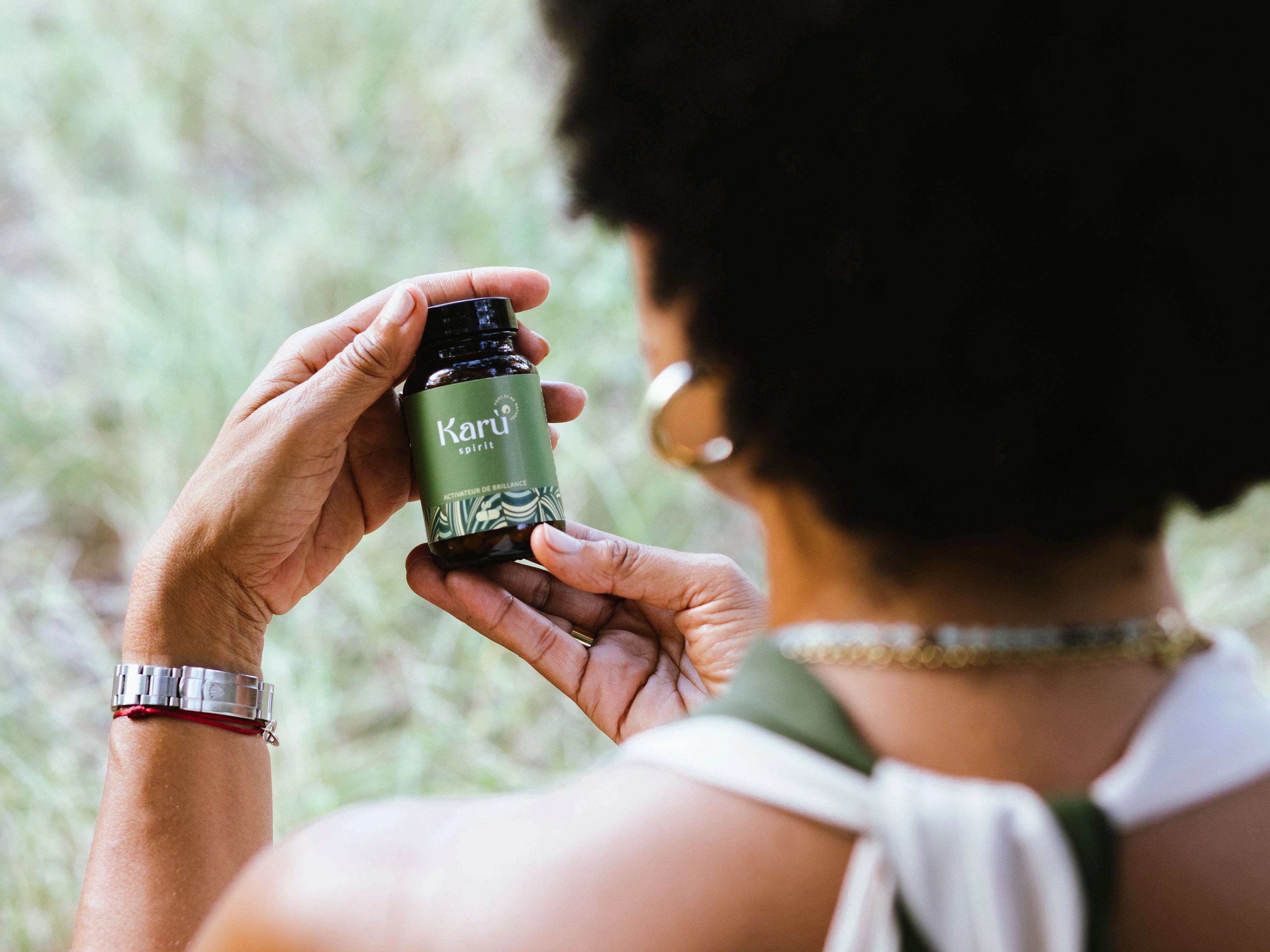 complement alimentaire activateur de brillance tenu dans les mains