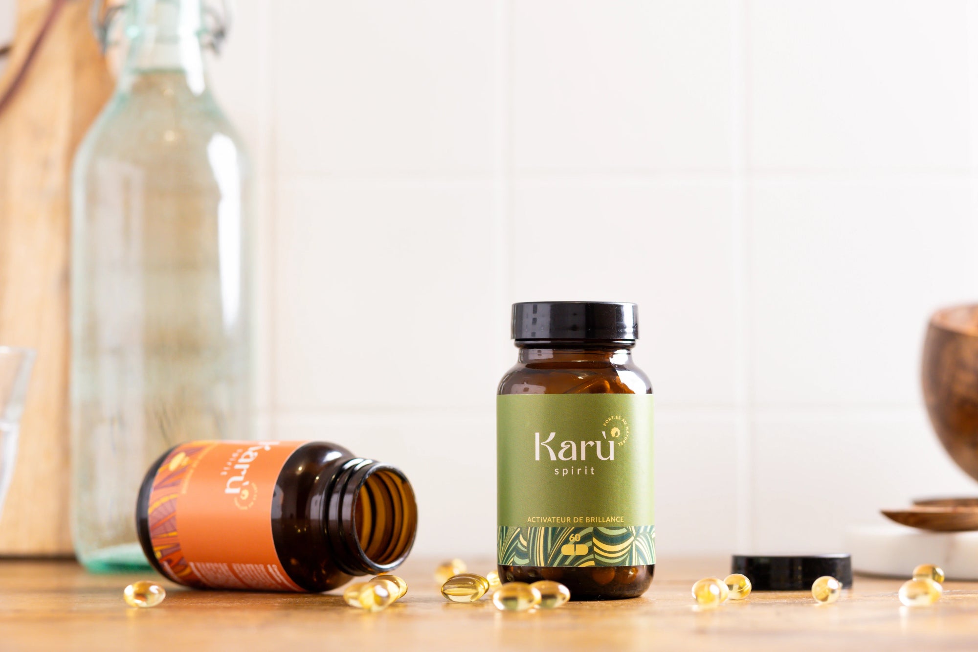 capsules de complements alimentaires pour cheveux renversés sur la table