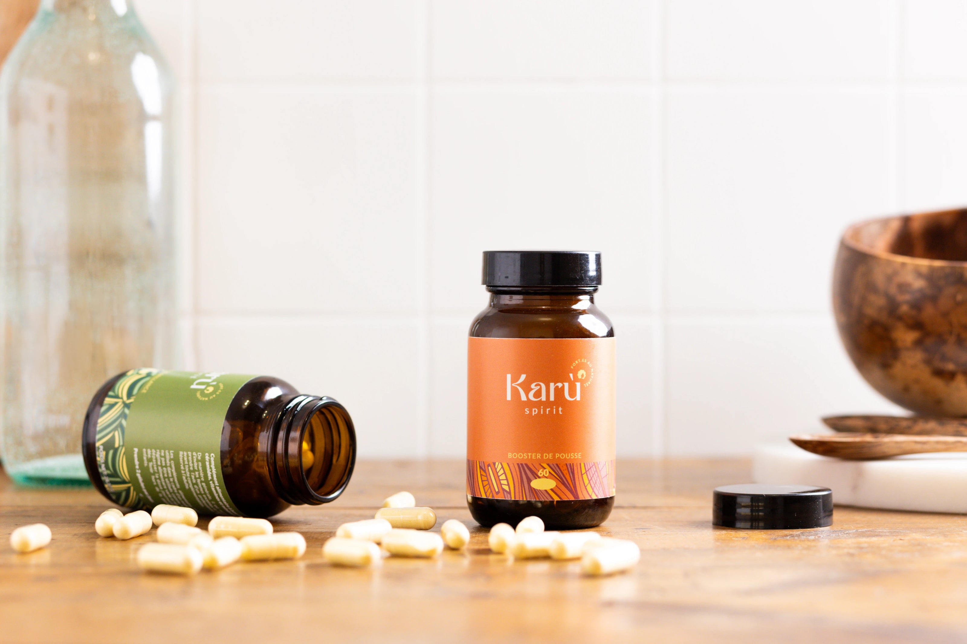 gélules de complements alimentaires pour cheveux renversés sur la table